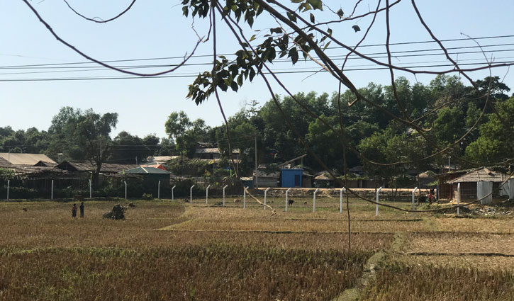 ক্যাম্পে কাঁটাতারের বেড়া নির্মাণে সেনাবাহিনী ক্যাম্পে কাঁটাতারের বেড়া নির্মাণে সেনাবাহিনী