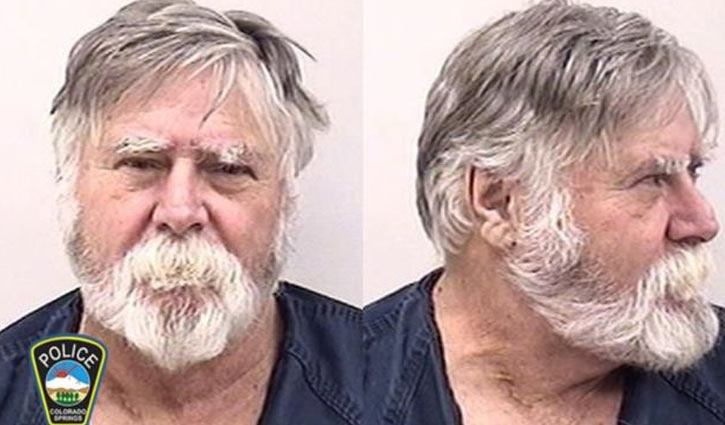 ডাকাতির পর ডলার উড়িয়ে মেরি ক্রিসমাস