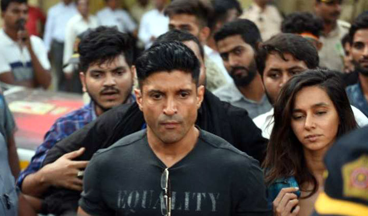 প্রেমিকাকে নিয়ে রাস্তায় নেমে প্রতিবাদ জানালেন ফারহান