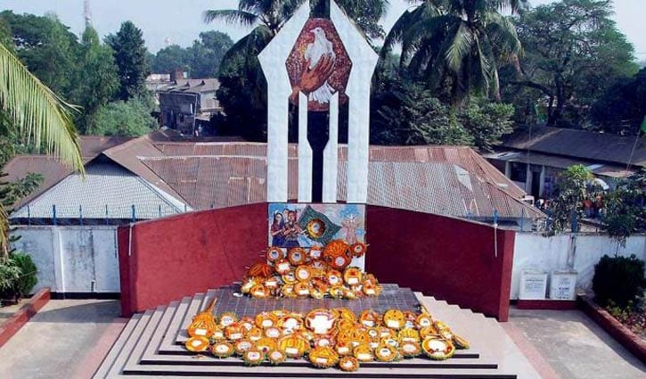 মুক্তিযোদ্ধাদের ভয়ে রাতেই গাইবান্ধা ছাড়ে হানাদাররা মুক্তিযোদ্ধাদের ভয়ে রাতেই গাইবান্ধা ছাড়ে হানাদাররা
