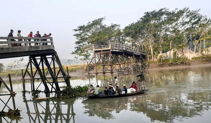 সেতু ভেঙে খালে, যোগাযোগ বিচ্ছিন্ন সেতু ভেঙে খালে, যোগাযোগ বিচ্ছিন্ন