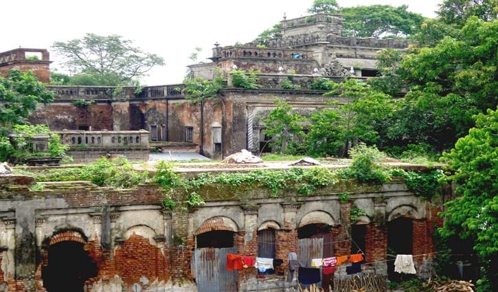 দর্শনার্থী শূন্য বালাপুর জমিদার বাড়ি