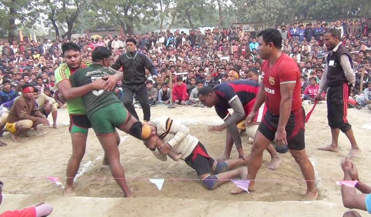 হা-ডু-ডু খেলা দেখতে জনতার ঢল