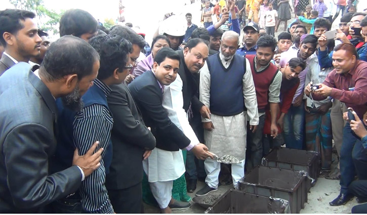 ব্রহ্মপুত্রের তীর রক্ষা বাঁধ নির্মাণের উদ্বোধন ব্রহ্মপুত্রের তীর রক্ষা বাঁধ নির্মাণের উদ্বোধন