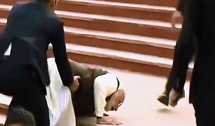 পড়েই গেলেন মোদি (ভিডিও)