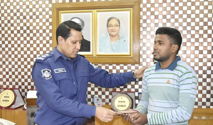 এক মেধাবীর দায়িত্ব নিলেন এসপি বিপ্লব