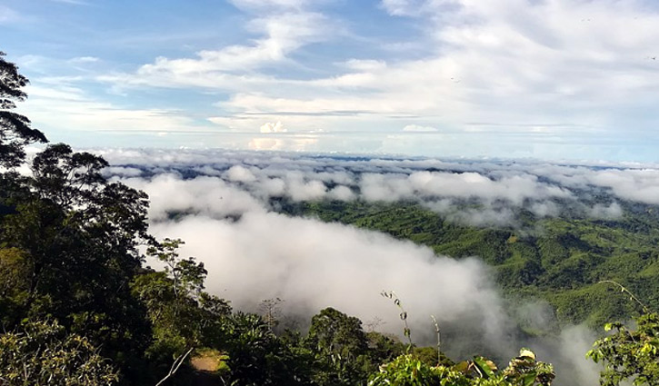 মন ভেসে যায় মেঘের ভেলায়