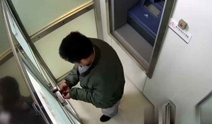 বোকা ডাকাতের কাণ্ড (ভিডিও)