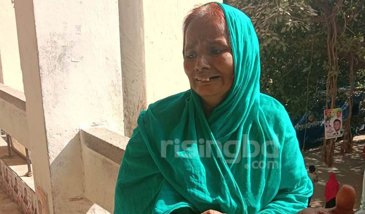 আদালত প্রাঙ্গণে অসহায় মায়ের আকুতি আদালত প্রাঙ্গণে অসহায় মায়ের আকুতি