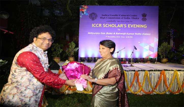 মৃত্যুঞ্জয় দাশের বাঁশিতে মহিমান্বিত গুলশান মৃত্যুঞ্জয় দাশের বাঁশিতে মহিমান্বিত গুলশান