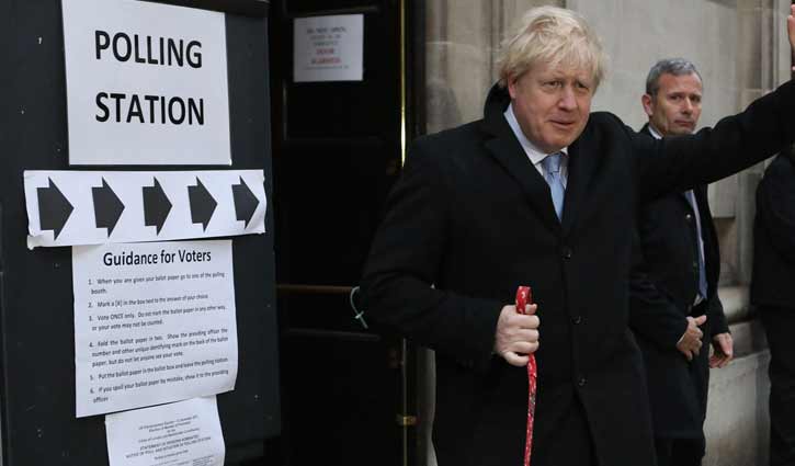 UK polls: Conservatives win overall majority