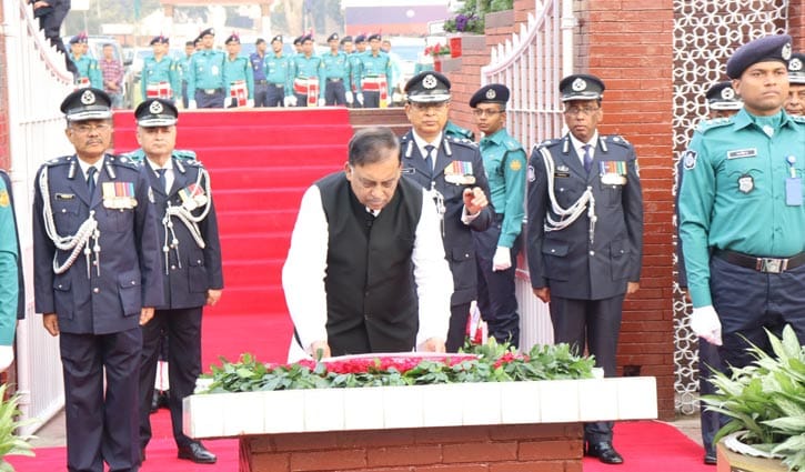 শহীদ পুলিশদের প্রতি স্বরাষ্ট্রমন্ত্রীর শ্রদ্ধা শহীদ পুলিশদের প্রতি স্বরাষ্ট্রমন্ত্রীর শ্রদ্ধা
