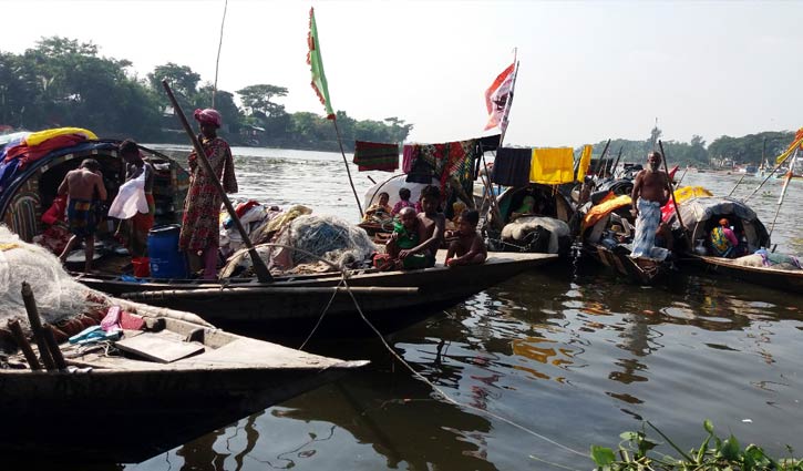 যাদের জীবন কাটে নৌকায়