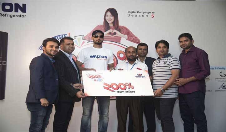 Mashrafe hands over Walton’s 200% cash voucher to bus driver