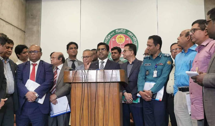 Circular bus in Old Dhaka before new year