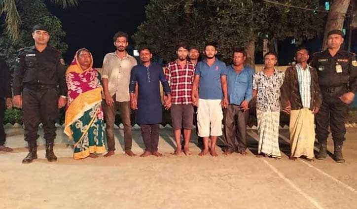 ব্রাহ্মণবাড়িয়ায় চোলাই মদসহ আটক ৮ ব্রাহ্মণবাড়িয়ায় চোলাই মদসহ আটক ৮