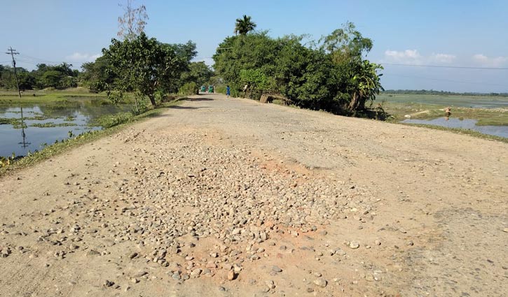 সড়কের বেহাল দশায় ভোগান্তিতে লক্ষাধিক মানুষ সড়কের বেহাল দশায় ভোগান্তিতে লক্ষাধিক মানুষ