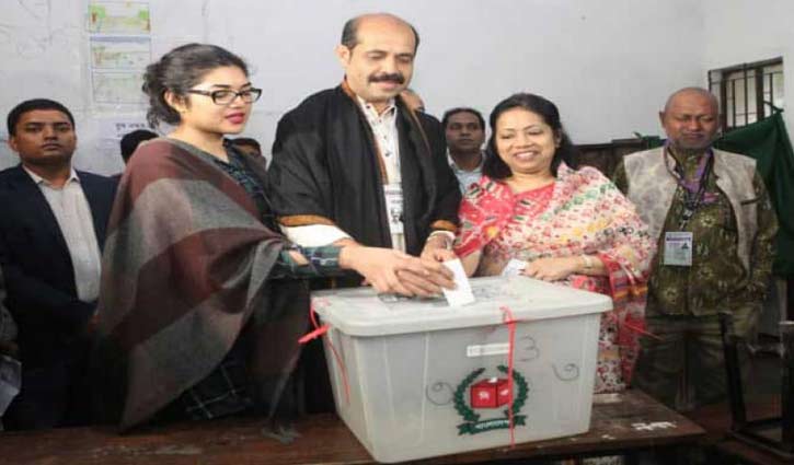 Atiqul casts his vote