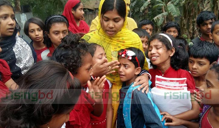 শিক্ষিকার জন্য কাঁদল পুরো স্কুলের শিক্ষার্থীরা