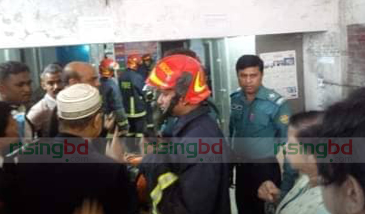 10 injured after lift collapses at court