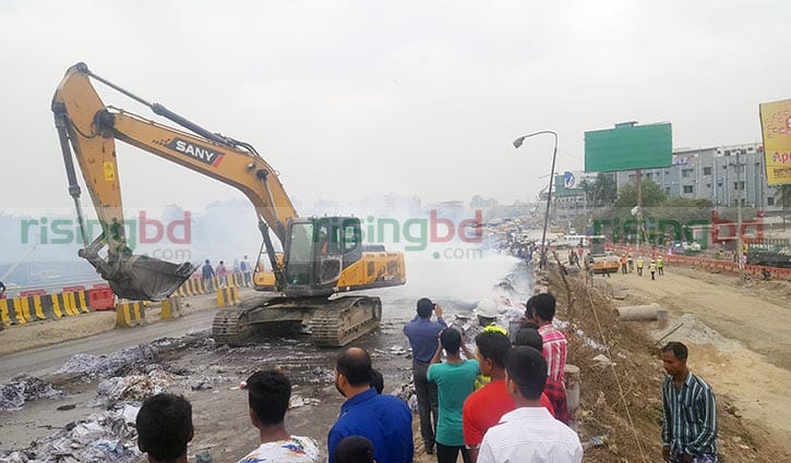 কাঁচপুর সেতুতে পিক-আপ ভ্যানে আগুন