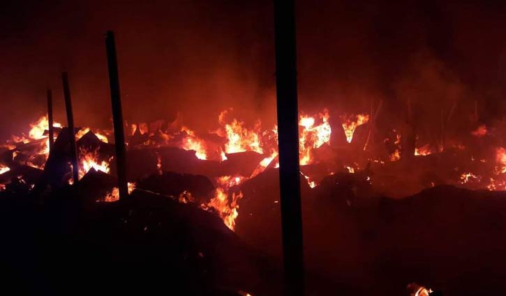 Fire burns down Gazipur jhut warehouse