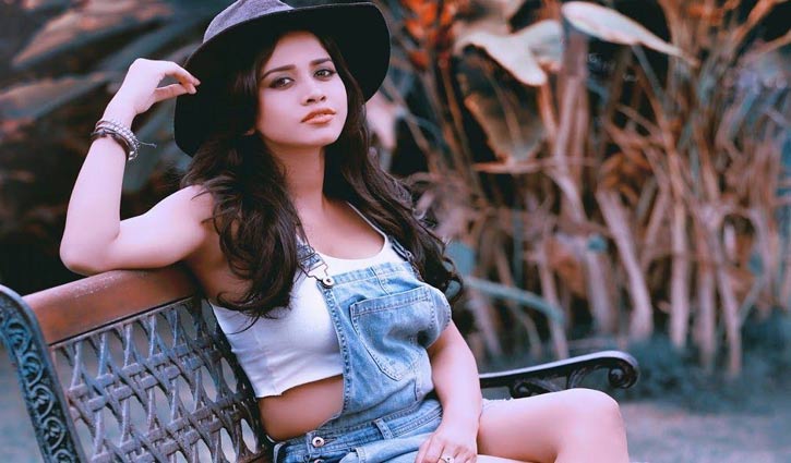 নাভার রূপের জাদু নাভার রূপের জাদু