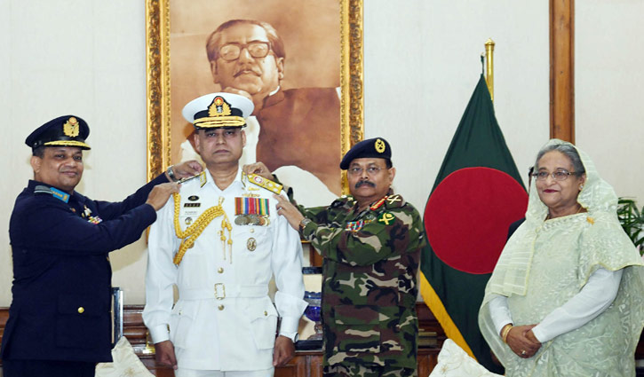 New navy chief adorned with Vice Admiral rank