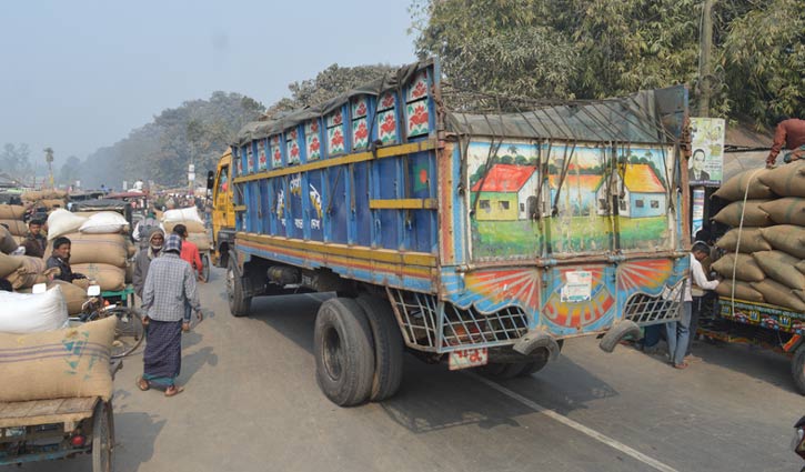 মহাসড়কে ধানের বাজার, ঝুঁকিতে পথচারী