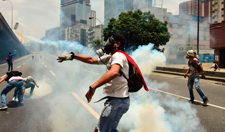 ভেনিজুয়েলা সংকটে বিভক্ত বিশ্ব