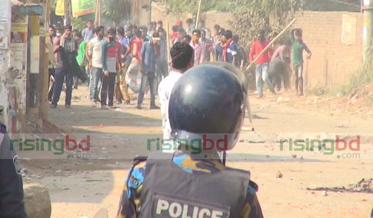 RMG workers clash with cops at Hemayetpur
