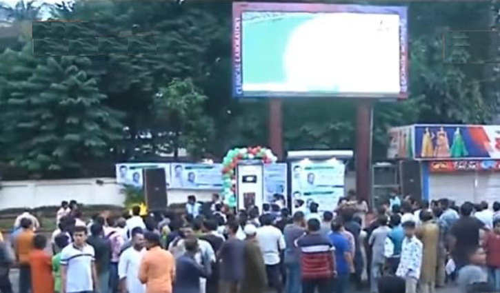 ঢাকার রাস্তায় বিশ্বকাপ গ্যালারির উন্মাদনা