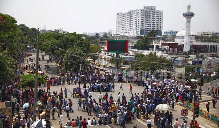 Students of 7 DU-affiliated colleges block Nilkhet road
