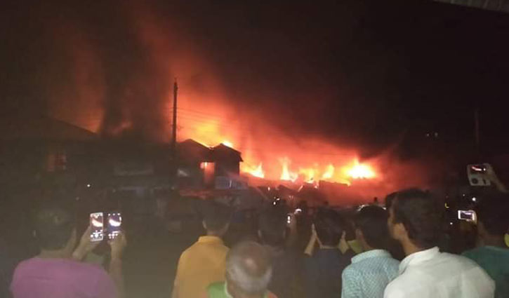 চৌমুহনী রেলস্টেশন মার্কেটে আগুন, ৩০ দোকান পুড়ে ছাঁই
