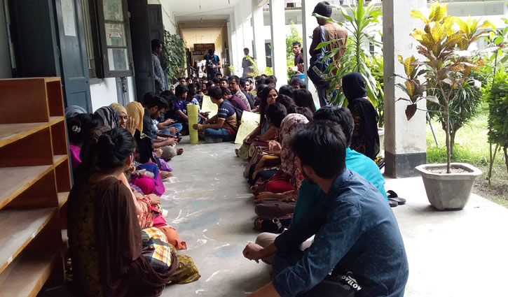 রাবির সাংবাদিকতা বিভাগের শিক্ষার্থীরা আন্দোলনে