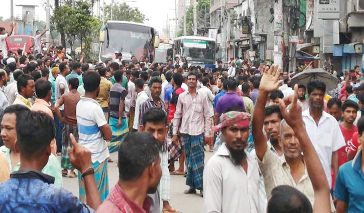 Rickshaw-pullers block Rampura road protesting rickshaw ban