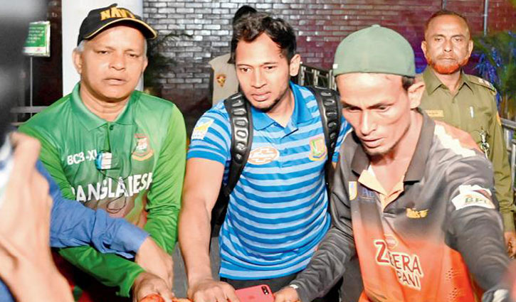 Bangladesh cricket team returns home  