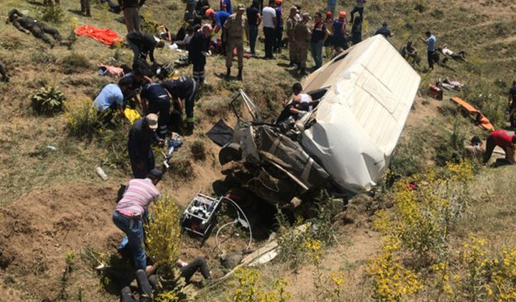 17 killed as bus overturns in Turkey