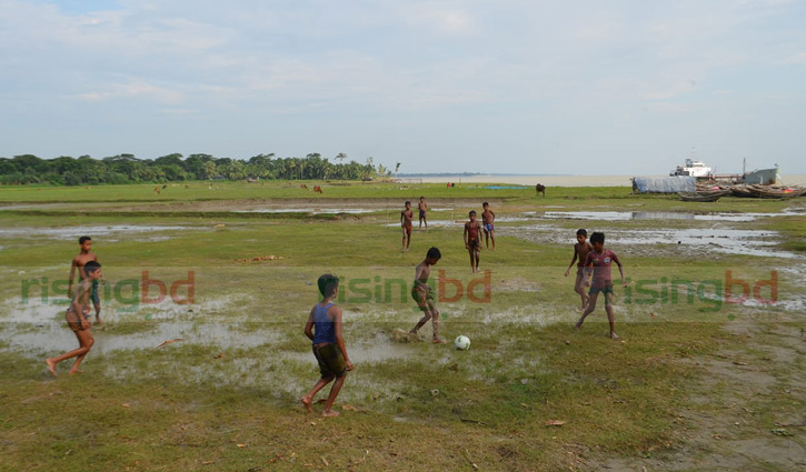 মেঘনাপাড়ে শিশুদের ফুটবল উন্মাদনা