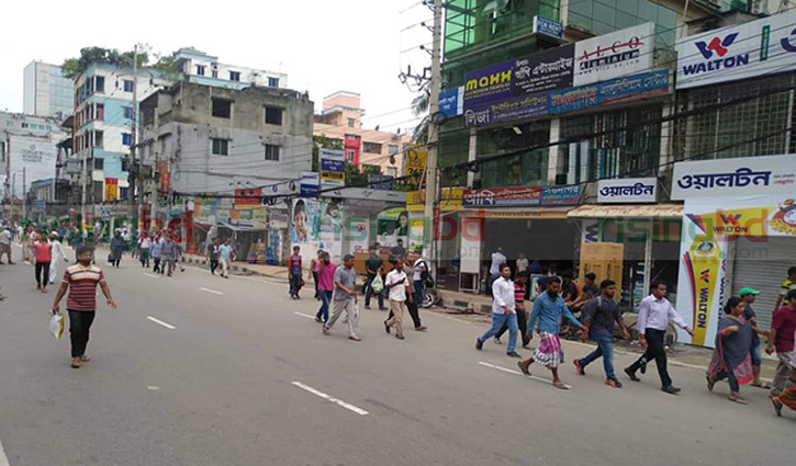 Rickshaw-pullers halt traffic in several Dhaka roads