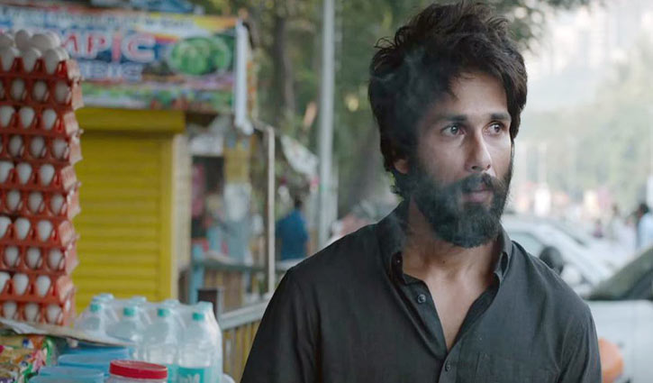 এখনো শীর্ষে ‘বেখেয়ালি’ এখনো শীর্ষে ‘বেখেয়ালি’