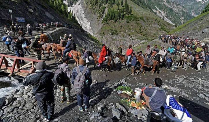 Thousands of Indians flee Kashmir
