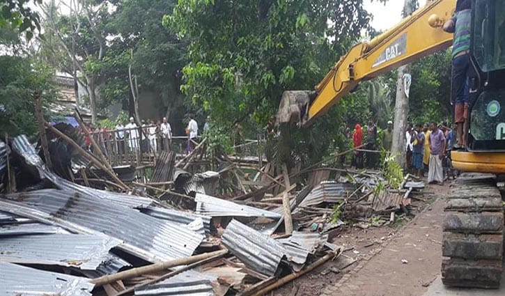 সাতক্ষীরায় অবৈধ স্থাপনা উচ্ছেদ অভিযান শুরু সাতক্ষীরায় অবৈধ স্থাপনা উচ্ছেদ অভিযান শুরু