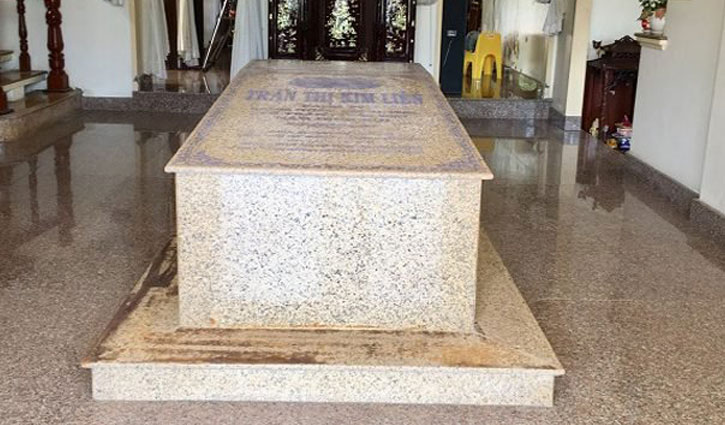 ঘরের মধ্যে কবর ঘরের মধ্যে কবর