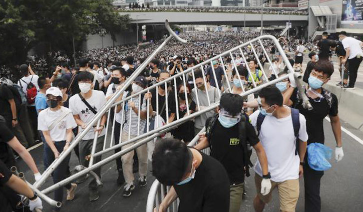  Protesters surround government buildings in HK