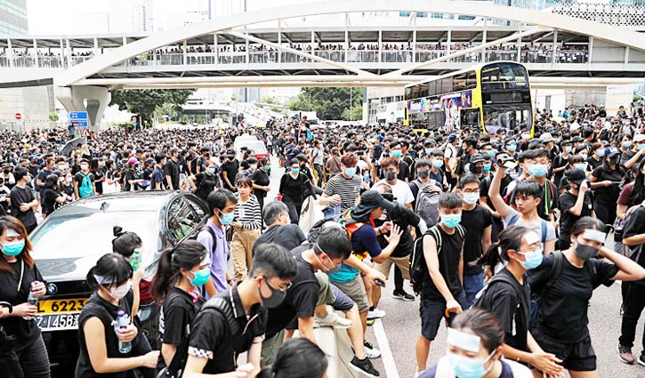 Thousands surround Hong Kong police headquarters