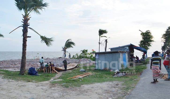 রাক্ষুসে মেঘনা গিলছে বাজার