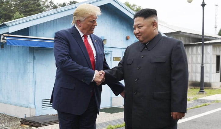 উত্তর কোরিয়ার মাটিতে পা রাখলেন ট্রাম্প
