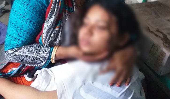 নিজ বুদ্ধিমত্তায় রক্ষা পেল মেয়েটি