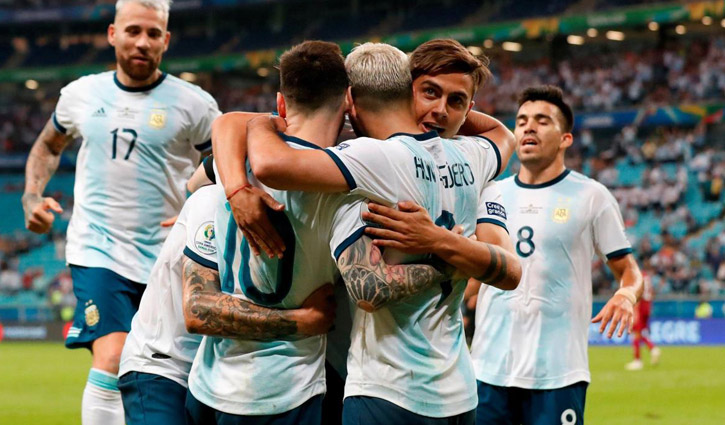  Argentina beat Qatar 2-0
